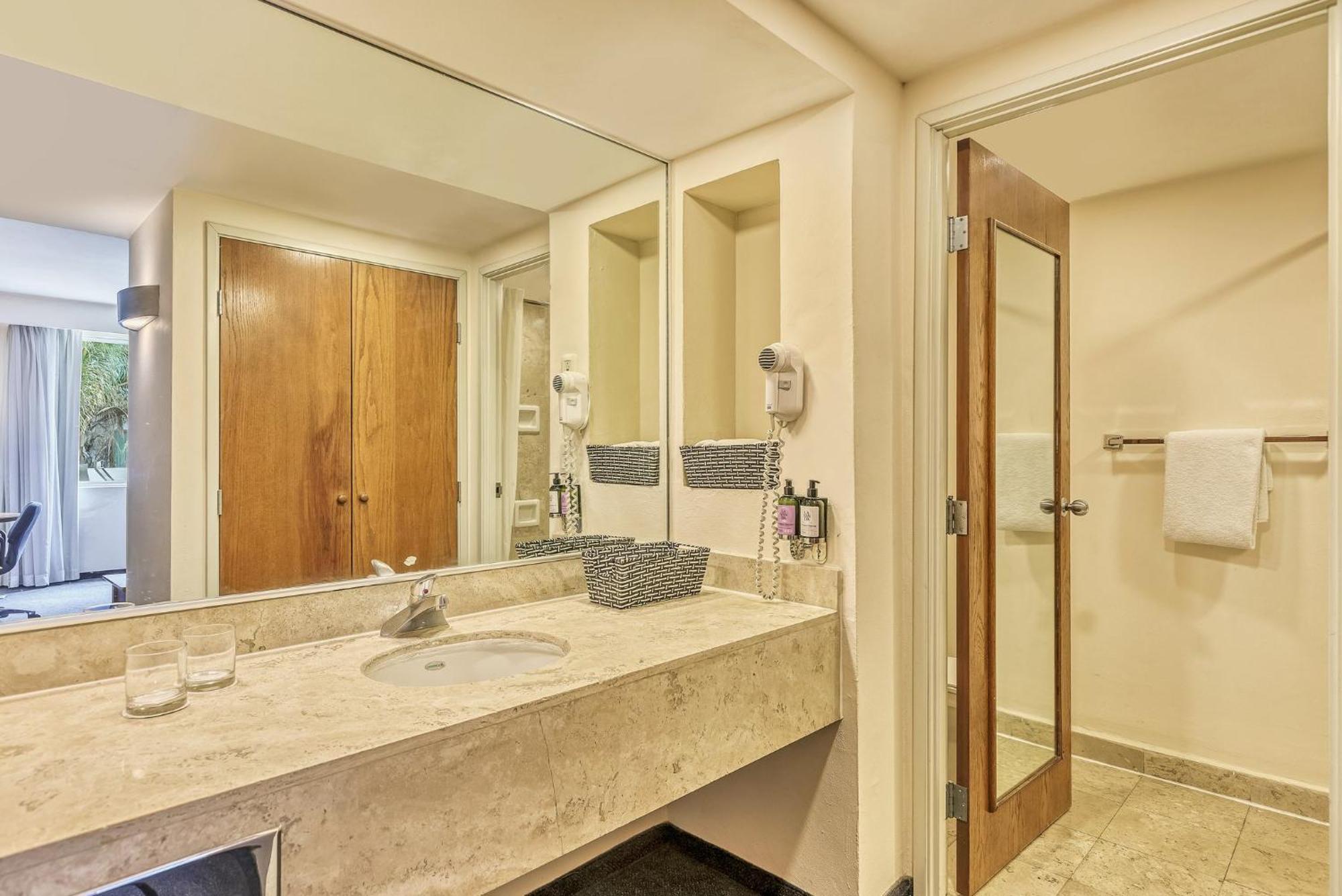 Fiesta Inn Express San Luis Potosi Oriente Екстериор снимка