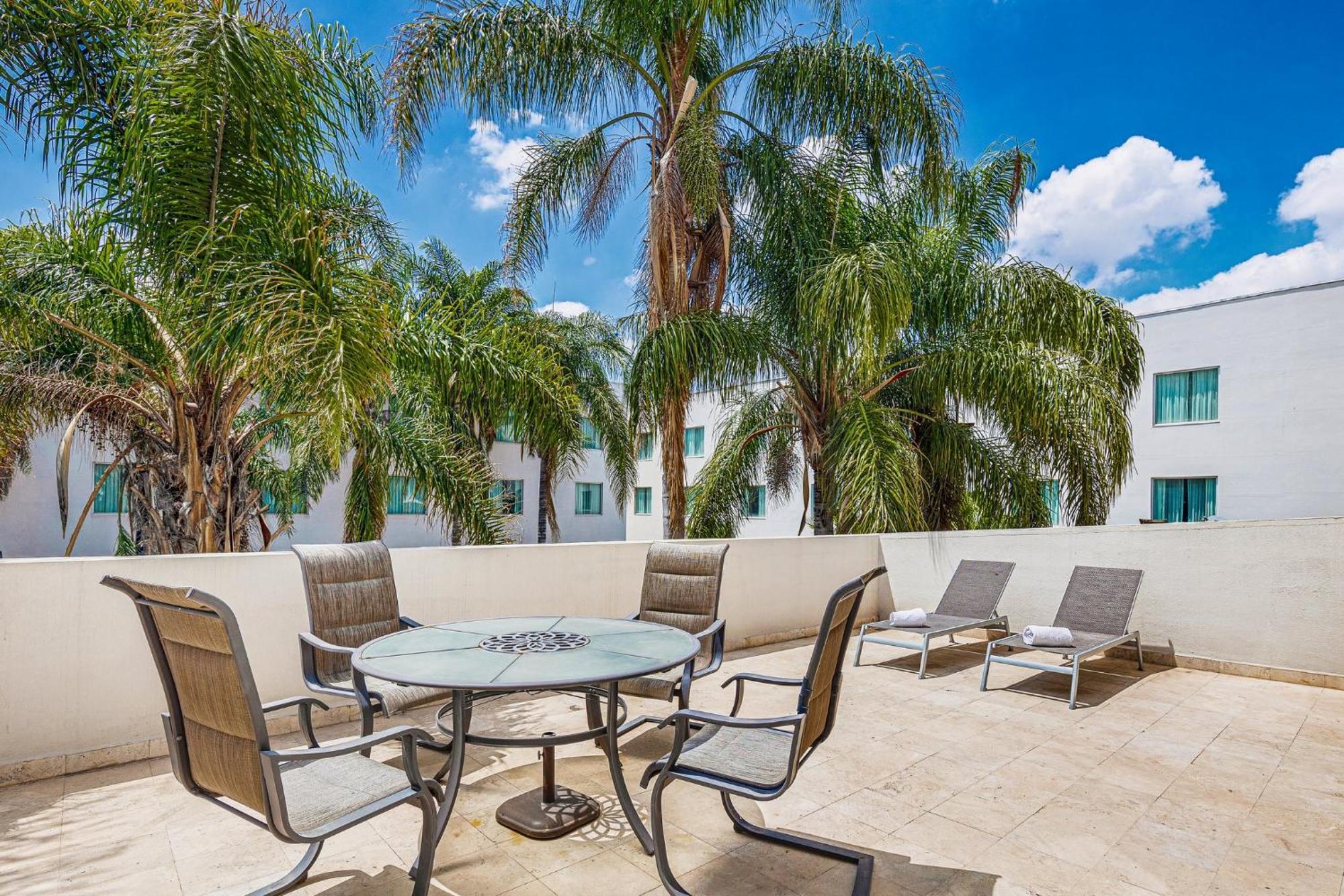 Fiesta Inn Express San Luis Potosi Oriente Екстериор снимка