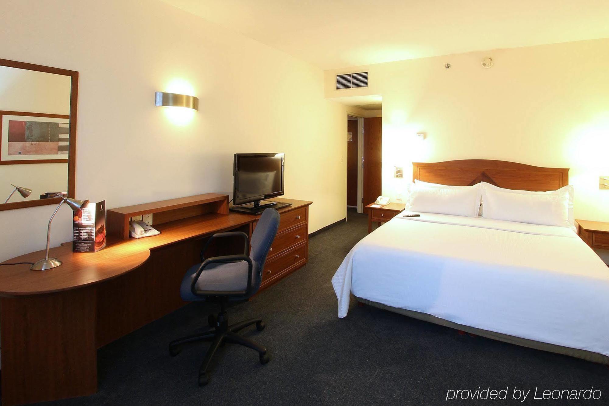 Fiesta Inn Express San Luis Potosi Oriente Екстериор снимка